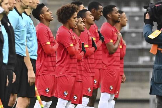 Panama's players sing their national anthem prior to the international friendly football match between Japan and Panama at the UPS Arena stadium in Graz, Austria, on November 13, 2020. (Photo by Joe Klamar / AFP)
