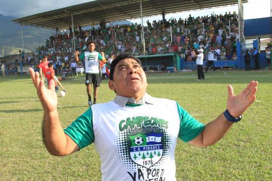Ramón Reyes fue el DT que le dio la oportunidad de destacar a Cristian Sacaza (atrás caminando) en el desaparecido Atlético Pinares.