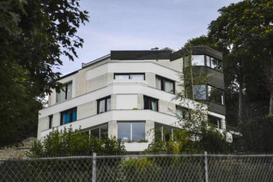 The house chosen to settle in by French L1 Paris Saint-Gernain's Brazilian superstar Neymar is pictured in Bougival, a western Paris suburb, on September 1, 2017. After weeks in a Paris palace hotel, Neymar settled in a 5-storey luxury house in Bougival, that includes 5,000 square -meters of land and an indoors pool. / AFP PHOTO / CHRISTOPHE SIMON