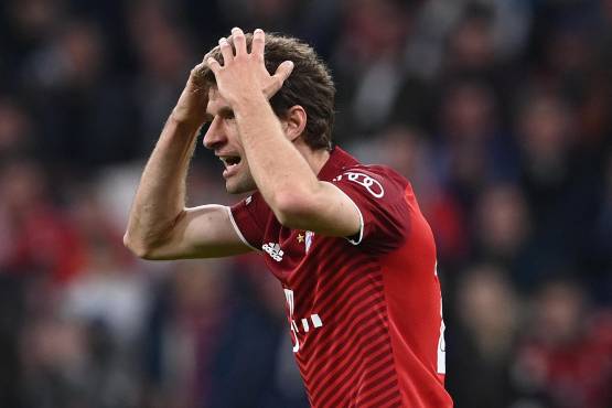 Thomas Mueller reacciona al final del partido al ver el segundo gol de los españoles que los deja fuera del torneo europeo.