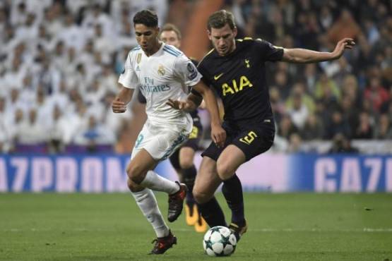 Real Madrid's Moroccan defender Achraf Hakimi (L) vies with Tottenham Hotspur's Belgian defender Jan Vertonghen during the UEFA Champions League group H football match Real Madrid CF vs Tottenham Hotspur FC at the Santiago Bernabeu stadium in Madrid on October 17, 2017. / AFP PHOTO / GABRIEL BOUYS
