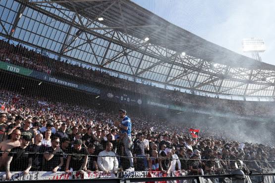Parte de la afición de PSV y Ajax en el estadio presenciando el encuentro.