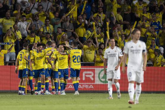 LAS PALMAS DE GRAN CANARIA, 29/08/2024.- Los jugadores de la UD Las Palmas celebran el primer gol del equipo durante el partido de la tercera jornada de LaLiga que UD Las Palmas y Real Madrid disputan hoy jueves en el estadio de Gran Canaria. EFE/Quique Curbelo