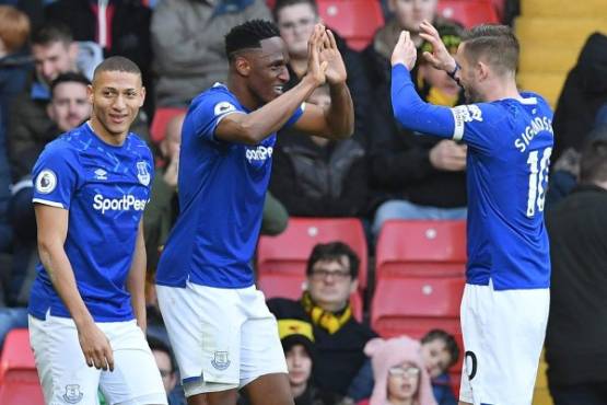 Everton's Colombian defender Yerry Mina (C) celebrates with Everton's Icelandic midfielder Gylfi Sigurdsson (R) after scoring their second goal during the English Premier League football match between Watford and Everton at Vicarage Road Stadium in Watford, north of London on February 1, 2020. (Photo by JUSTIN TALLIS / AFP) / RESTRICTED TO EDITORIAL USE. No use with unauthorized audio, video, data, fixture lists, club/league logos or 'live' services. Online in-match use limited to 120 images. An additional 40 images may be used in extra time. No video emulation. Social media in-match use limited to 120 images. An additional 40 images may be used in extra time. No use in betting publications, games or single club/league/player publications. /