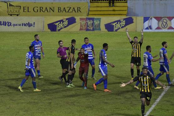 Real España reclamó penal en una acción de último minuto, pero el árbitro central no atendió el reclamo.