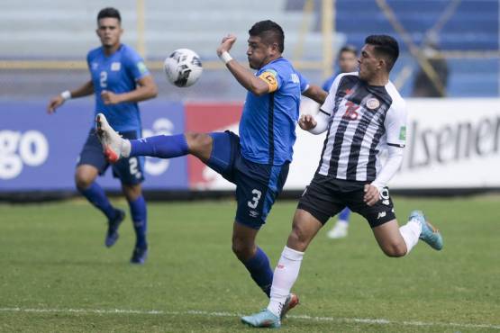 Roberto Dominguez y Alonso Martínez se disputan el esférico en el estadio Cuscatlán en la jornada 13. Foto: AFP.