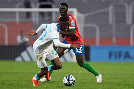 El lateral Félix GarcÍa busca quitarle el balón el mediocampista Haruna Rasid Njie.