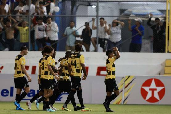 Moya en pleno festejo del gol inaugural.