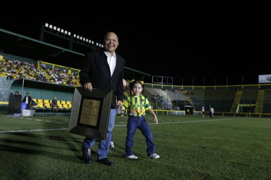 Luis Girón se sincera sobre Parrillas One ¿Impone alineaciones? ¿Es rentable La Lima? ¿Qué pasó con el niño de 14 años que debutó en amistoso?