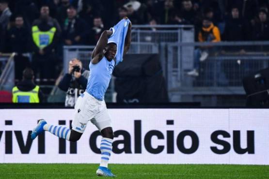 Lazio's Ecuadorian forward Felipe Caicedo celebrates after scoring his team's third goal during the Italian Serie A football match lazio Rome vs Juventus Turin on December 7, 2019 at the Olympic stadium in Rome. (Photo by Alberto PIZZOLI / AFP)