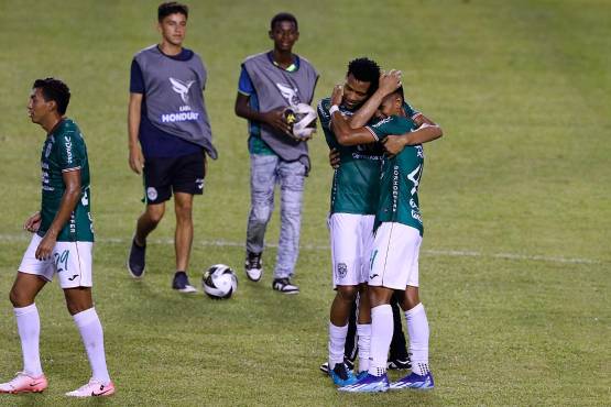 Marathón vivió una gran noche al golear 4-1 al Juticalpa. El debutante César Sevilla, anotador del cuarto tanto, recibió cariño de sus compañeros. FOTO: Neptalí Romero