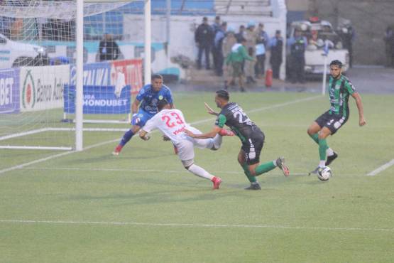 Exquisito pase de Jorge Álvarez con destino a Kevin López y abrir el marcador.