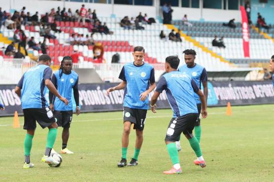 Los jugadores del Juticalpa en pleno calentamiento.