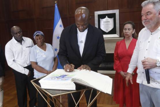 David Suazo es homenajeado por la Alcaldía de San Pedro Sula: Su opinión sobre el Inter Miami-Olimpia, lo que dijo de Messi y la ‘H’