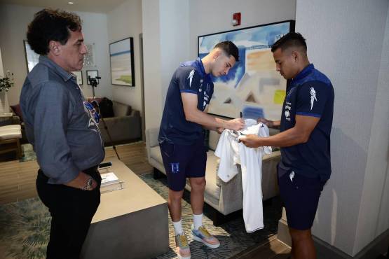 Álvaro Izquierdo aprovechó para que los jugadores le firmarán una camiseta.