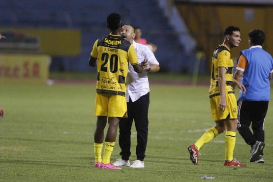 Palomo Rodríguez se dirigió a sus jugadores tras el triunfo ante UPN y se mostró bastante emocional. FOTO: Neptalí Romero