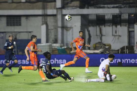 Motagua vapulea a la UPNFM en el inicio del Apertura 2024 con hattrick incluido de Agustín Auzmendi