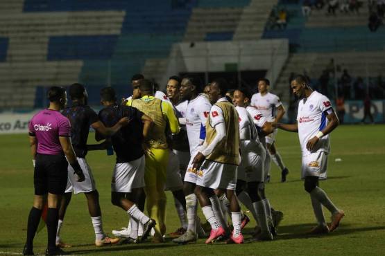 Todo el plantel Merengue se fue encima de Edward Gordon para felicitarlo por el golazo que marcó el sábado en el estadio Nacional.