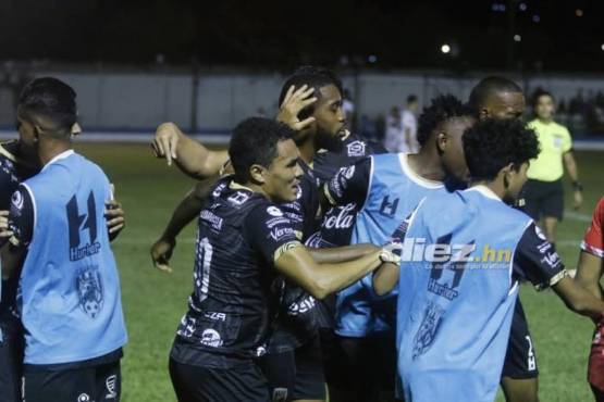 Rambo de León celebrando tras la anotación de Cristian Ávila. Foto: Neptalí Romero.