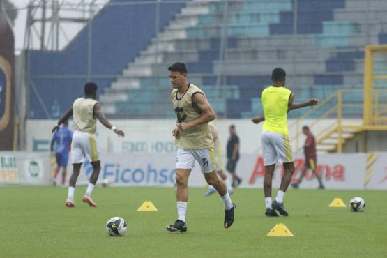 El paraguayo Roberto Moreira prepara los cañones para el juego de esta tarde.