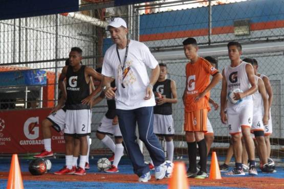 El ex director deportivo del Real España, Daniel Uberti fue el encargado de dirgir el calentamiento previo al amistoso entre ambas instituciones.