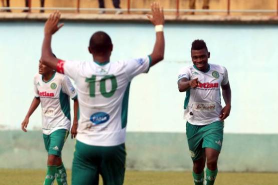 Ovidio Lanza jugados del Juticalpa celebran uno de los goles maracado al equipo Motagua en la 1 jornada de Liga Nacional 2017.