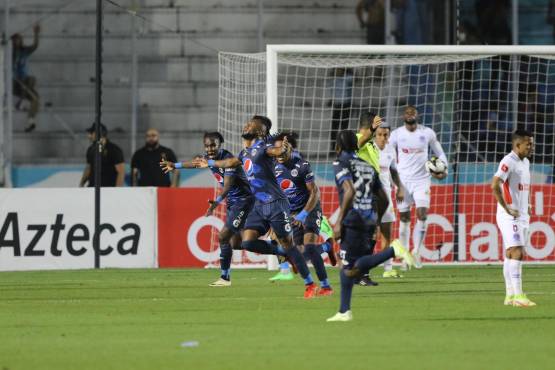 Kevin Álvarez fulminó a Edrick Menjívar y le rompe el marco al Olimpia... ¡bombazo al ángulo!