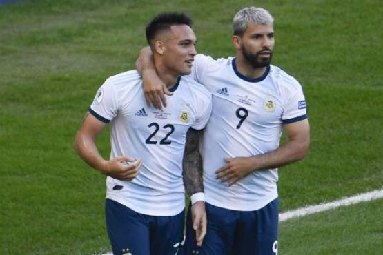 Argentina's Lautaro Martinez (L) celebrates with teammate Sergio Aguero after scoring against Venezuela during their Copa America football tournament quarter-final match at Maracana Stadium in Rio de Janeiro, Brazil, on June 28, 2019. (Photo by Mauro PIMENTEL / AFP)