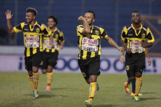 Allan Aleman (tico Costa Rica) jugador del Real EspaÃ±a celebra un gol anotado al Motagua en la jornada 7 de la liga Nacional en el estadio Nacional de Tegucigalpa Foto Archivada por Ronal Aceituno