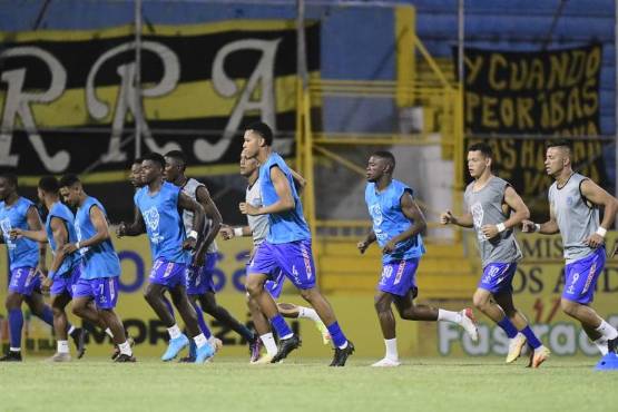 Plantilla del Victoria sale a calentar sobre el césped del Estadio Morazán. Foto: Yosep Amaya.
