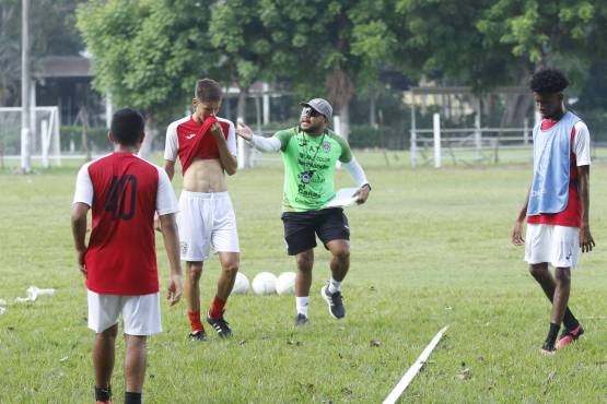 Emil Martínez se dedica a formas jóvenes promesas en el Marathón. FOTO: Neptalí Romero