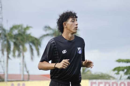 Nixon Cruz con 18 años era titular en el Honduras Progreso en la Liga de Ascenso.
