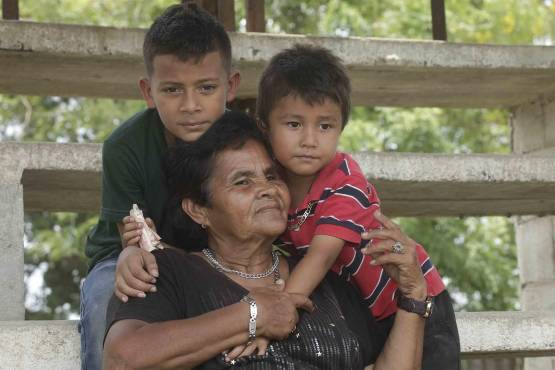 Toña Lara, la entrenadora que pulió a Carlos Pavón cuando estaba niño, lucha por su vida en el Seguro Social