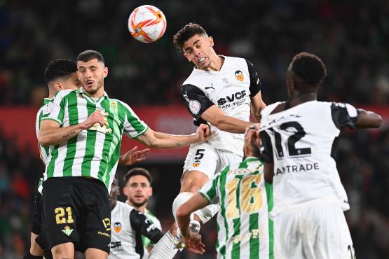 El argentino Guido Rodriguez pelea la pelota con el brasileño Gabriel Paulista durante el encuentro de final.
