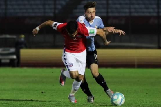Chile's Paulo Diaz (L) and Uruguay's Matias Vina vie for the ball during their 2022 FIFA World Cup South American qualifier football match at the Centenario Stadium in Montevideo on October 8, 2020, amid the COVID-19 novel coronavirus pandemic. (Photo by Raul MARTINEZ / various sources / AFP)