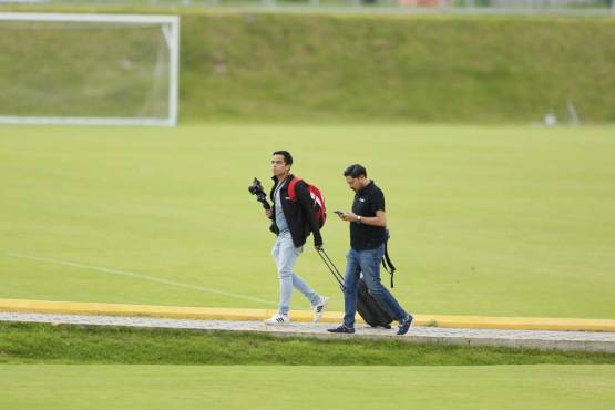 Javier Ibañez, es periodista de TUDN y le anda siguiendo los pasos a las H previo al duelo ante México. Foto: Jefry Ayala.