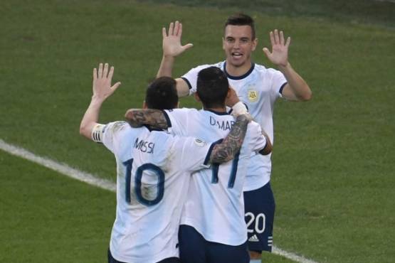 Argentina's Giovani Lo Celso (R) celebrates with teammates after scoring against Venezuela during their Copa America football tournament quarter-final match at Maracana Stadium in Rio de Janeiro, Brazil, on June 28, 2019. (Photo by Mauro PIMENTEL / AFP)
