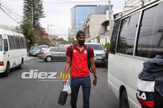El delantero Jerry Bengtson subiendo al microbus del Olimpia. Foto: Jonathan Rodríguez.