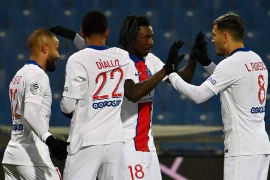 Paris Saint-Germain's Italian forward Moise Kean (2nd-R) celebrates after scoring a goal with Paris Saint-Germain's Argentine midfielder Leandro Paredes (1st-R) during the French L1 football match between Montpellier Herault (MHSC) and Paris Saint Germain (PSG) at the Mosson Stadium in Montpellier, southern France, on December 05, 2020. (Photo by Pascal GUYOT / AFP)