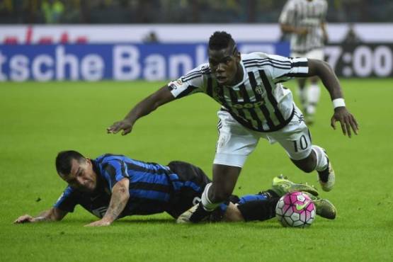 Real Madrid's Portuguese forward Cristiano Ronaldo reacts during the Spanish league football match Real Madrid CF vs SD Eibar at the Santiago Bernabeu stadium in Madrid on October 22, 2017. / AFP PHOTO / PIERRE-PHILIPPE MARCOU