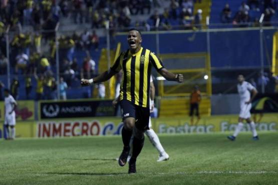 Real EspaÃ±a hizo lo propio en el estadio Francisco MorazÃ¡n y derrotÃ³ la noche de este miÃ©rcoles por 2-0 al Comunicaciones de Guatemala en el primer duelo de la semifinal de la Copa Premier Centroamericana.- Real EspaÃ±a ganÃ³ al Comunicaciones y acaricia la final de la Copa Premier Centroamericana- Rony MartÃ­nez le dio la victoria al Real EspaÃ±a con un doblete ante Comunicaciones