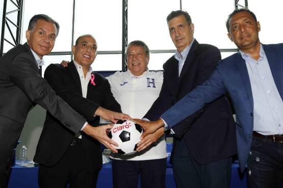 - Presentación de Hernán Gómez como entrenador de Honduras. Foto: Archivo DIEZ.