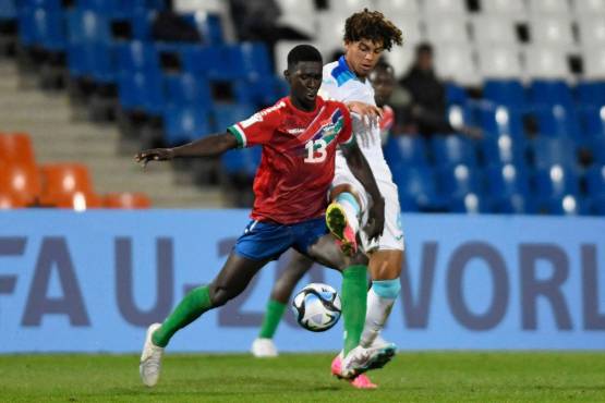 Haruna Rasid Njie de Gambia disputa el balón con David Ruiz de Honduras.
