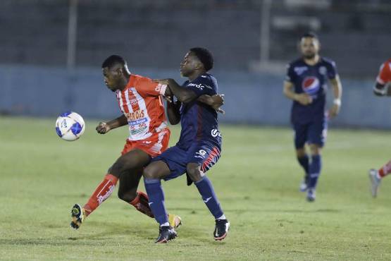 Enfrentamiento entre Vida y Motagua en la Liga Nacional de Honduras. Foto: Neptalí Romero.