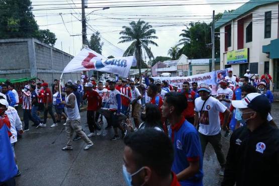 Decenas de aficionados del Olimpia están listos para apoyar a su equipo en La Ceiba.