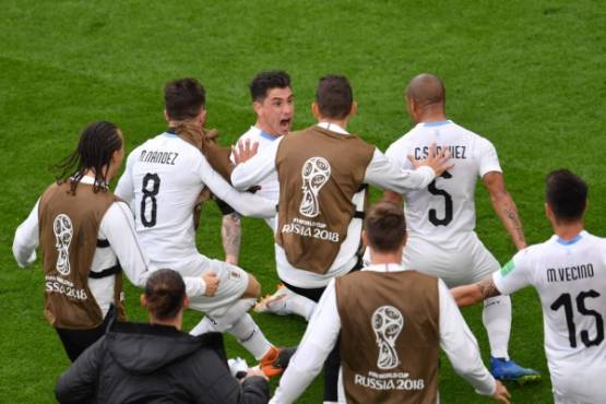 TOPSHOT - Uruguay's defender Jose Gimenez (C) celebrates with team-mates after scoring the opening goal during the Russia 2018 World Cup Group A football match between Egypt and Uruguay at the Ekaterinburg Arena in Ekaterinburg on June 15, 2018. / AFP PHOTO / HECTOR RETAMAL / RESTRICTED TO EDITORIAL USE - NO MOBILE PUSH ALERTS/DOWNLOADS