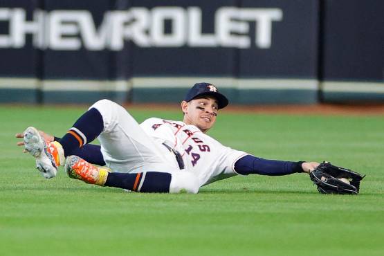 ¡Espectacular atrapada! Mauricio Dubón se estrelló contra la pared para evitar un imparable y se llevó tremendo golpe