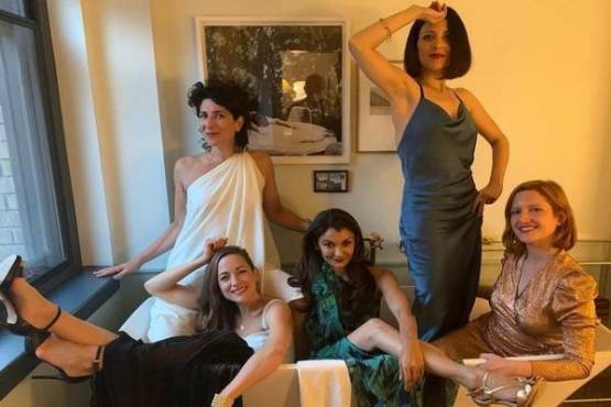 Carolina Ravassa (Sombra), Anjali Bhimani (Symmetra), Jen Cohn (Pharah), Lucie Pohl (Mercy) y Chloé Hollings (Widowmaker) en, probablemente, una de las mejores fotos que nos ha entregado la humanidad.