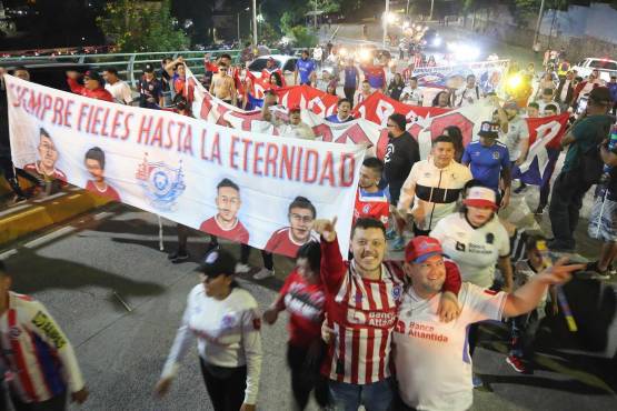 La Ultra Fiel y su llegada al estadio Nacional Chelato Uclés. Foto: David Romero