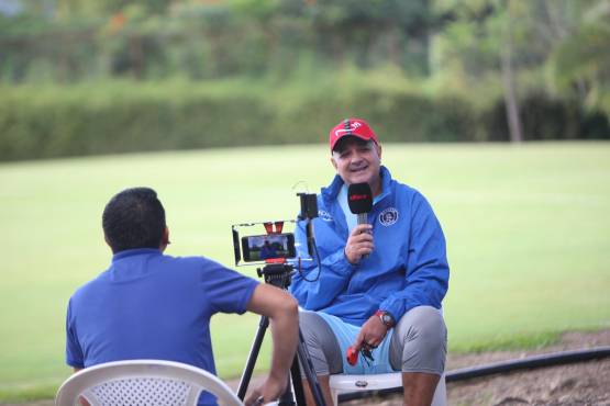 El periodista Carlos Castellanos entrevistó a Diego Vázquez en su regreso al Motagua. FOTO: Andro Rodríguez